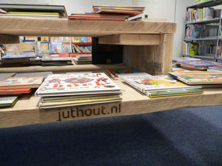 boeken tafel/ bibliotheek den burg/ texel