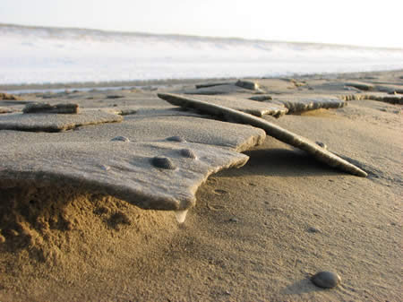 IJs op het strand paal 17.   Juthout.nl
