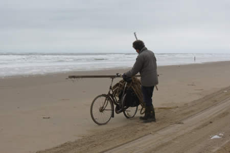 Henk Brugge _ strandjutter_Texel
